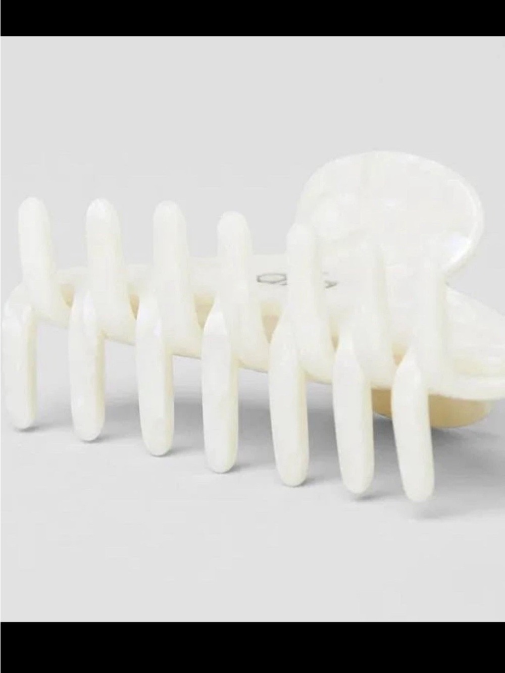 ALO Yoga White Pearl 90’s Claw Hair Clip NWOT 🏷️ - Picture 2 of 6